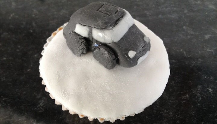 Aston Martin cupcake